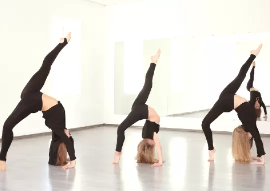 genç modern dans dersi