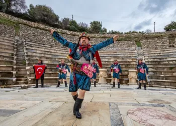 Zeybek Nedir? Zeybek Oyunu Tarihi ve Türleri