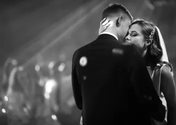 Romantik Düğün Dansı Nasıl Yapılır?