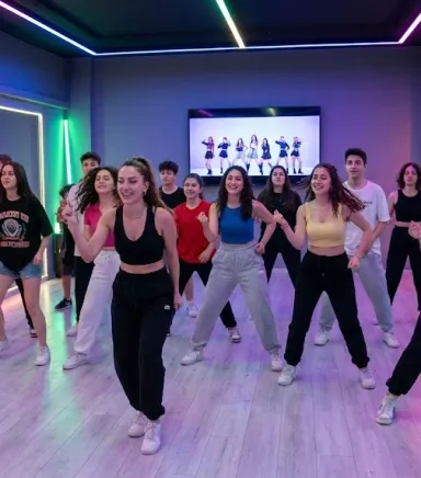 K-pop Kursu: Sahne Işıkları ve İdol Disipliniyle Tanışın