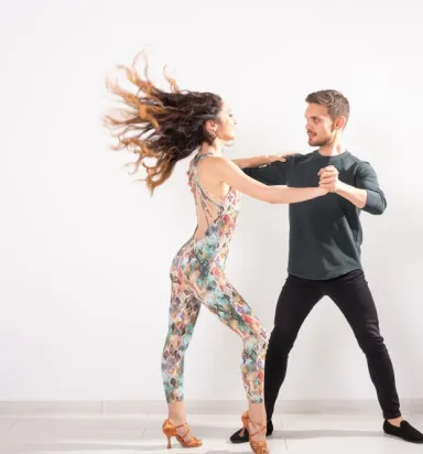 Merengue Kursu: Latin Dünyasına Girişin En Eğlenceli ve Kolay Yolu