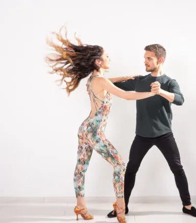 Merengue Kursu: Latin Dünyasına Girişin En Eğlenceli ve Kolay Yolu