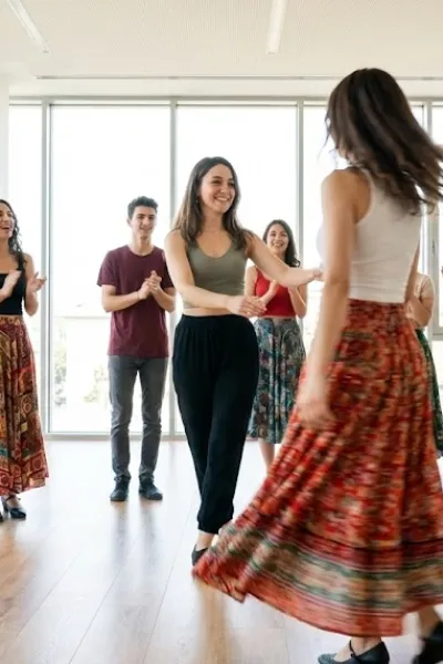 Roman Dans Kursu: 9/8'lik Ritmin Ateşi ve Hüznü